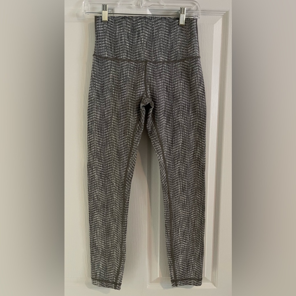 Lululemon Arrow Jacquard Grey High Rise Legging Sz. 6 LW5CAJSR